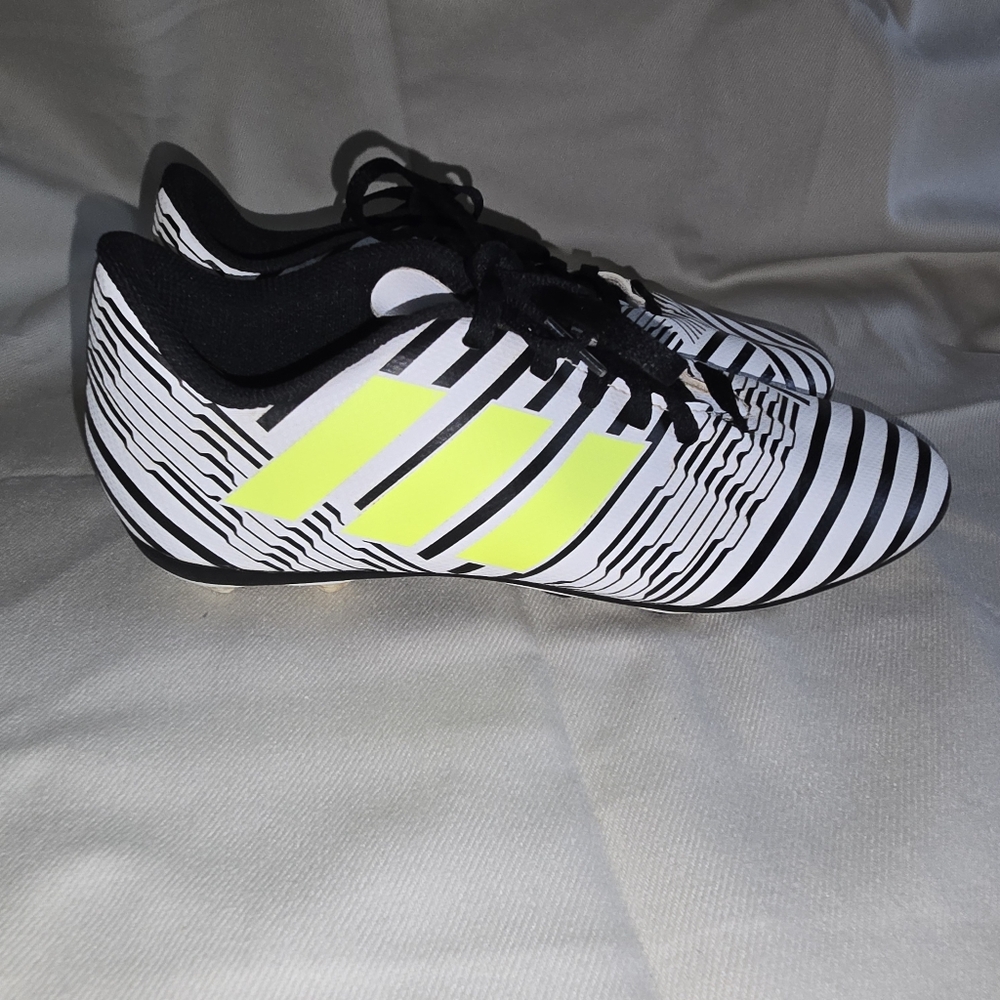 Adidas Nemeziz 17.4 FxG Kids Male sz 4 soccer shoes White/Black/Solar Yellow